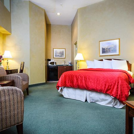 Peterborough Inn & Suites Hotel エクステリア 写真