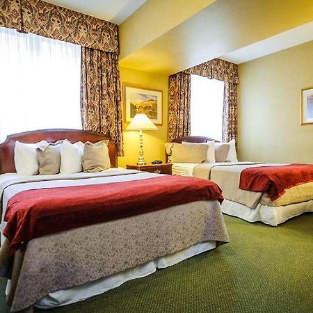 Peterborough Inn & Suites Hotel エクステリア 写真