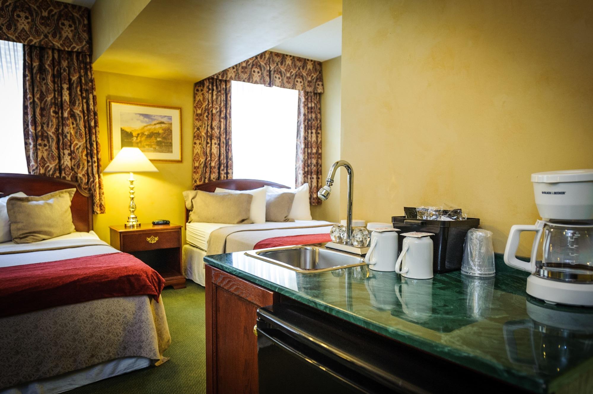 Peterborough Inn & Suites Hotel エクステリア 写真