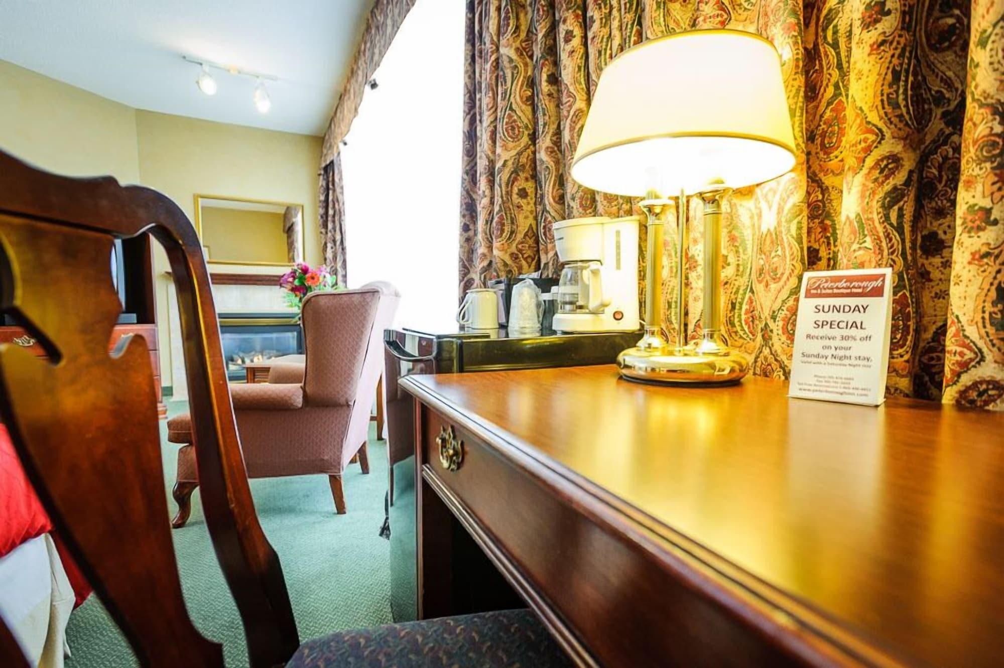 Peterborough Inn & Suites Hotel エクステリア 写真