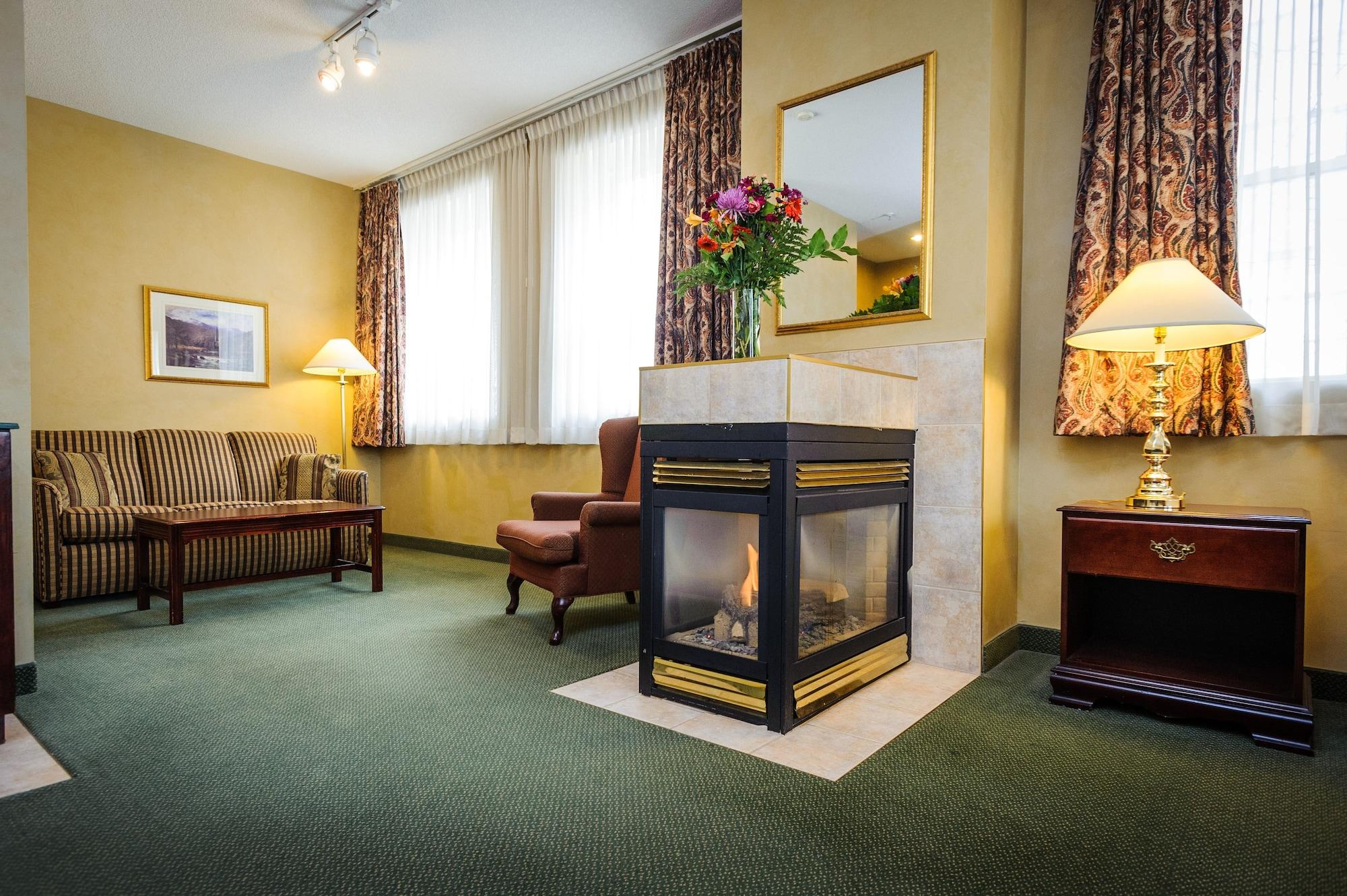 Peterborough Inn & Suites Hotel エクステリア 写真