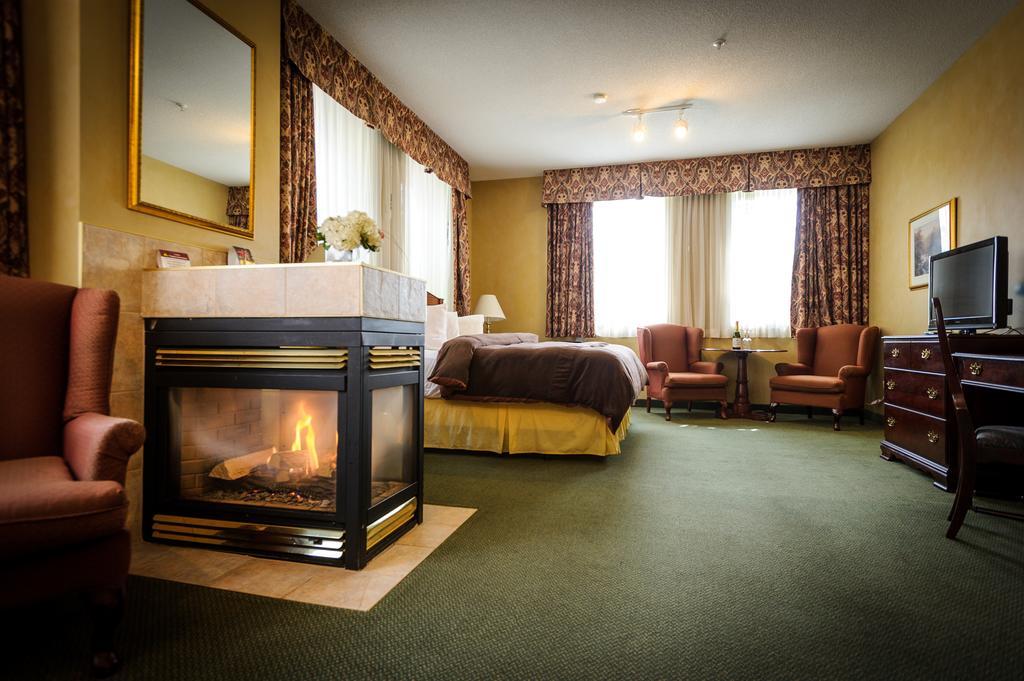 Peterborough Inn & Suites Hotel エクステリア 写真