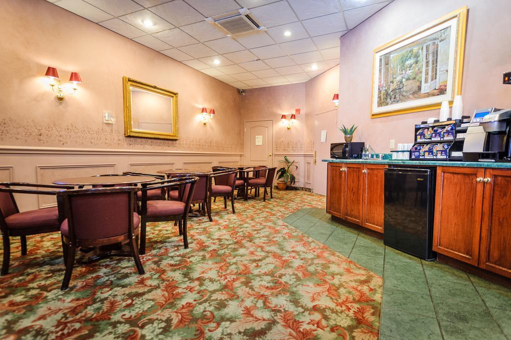 Peterborough Inn & Suites Hotel エクステリア 写真