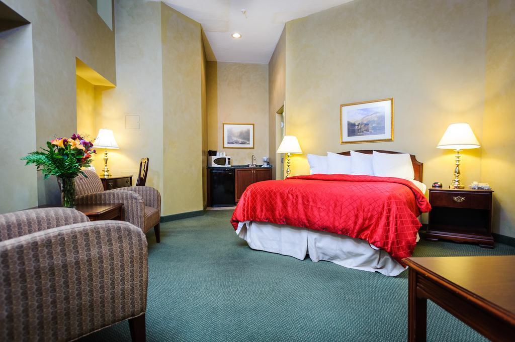 Peterborough Inn & Suites Hotel エクステリア 写真