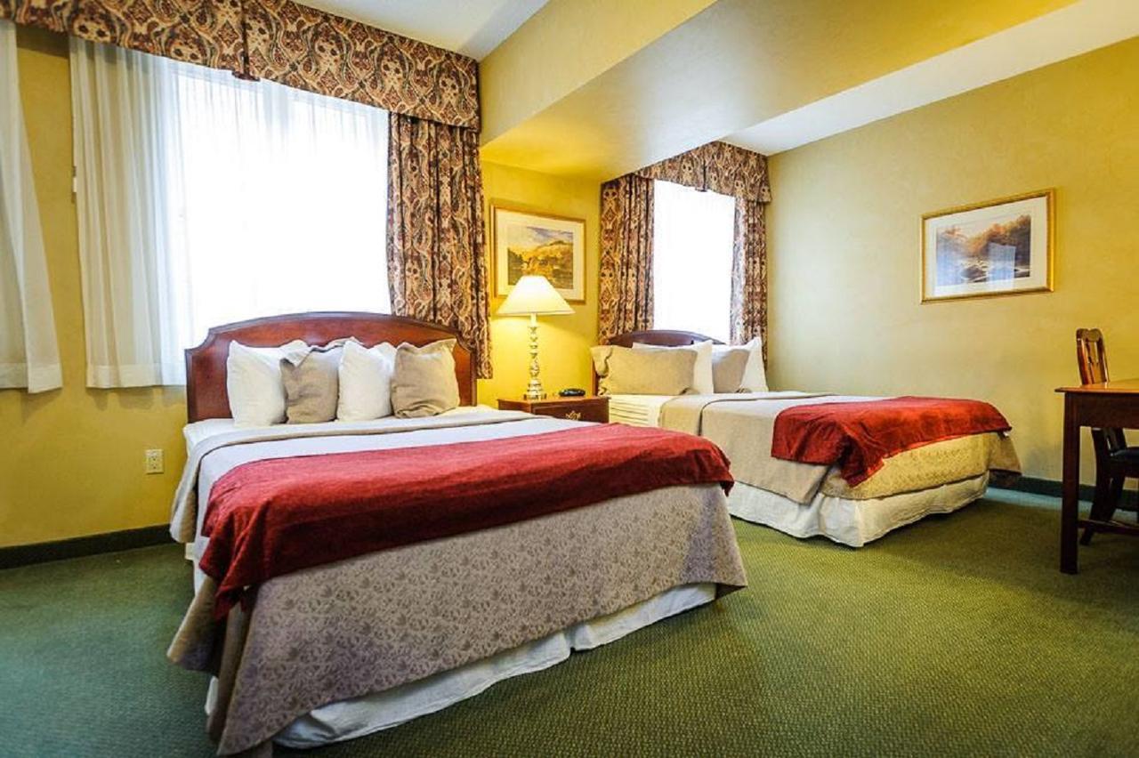 Peterborough Inn & Suites Hotel エクステリア 写真